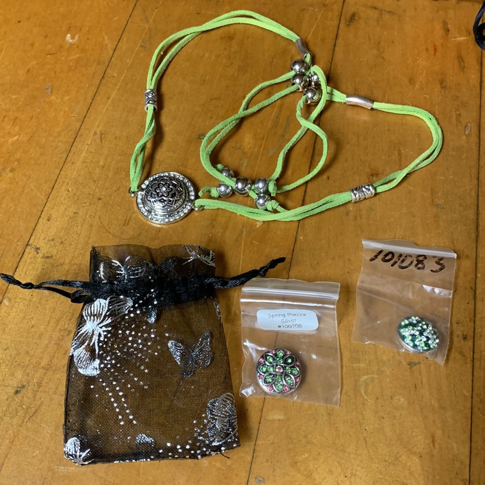 Green wrap bracelet with 3 interchangeable button designs - Picture 10 of 10
